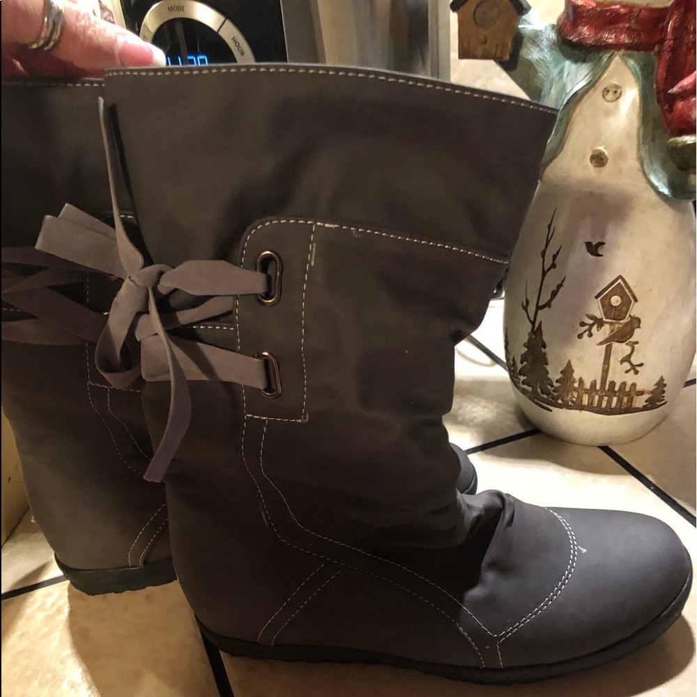 Gray tie boots